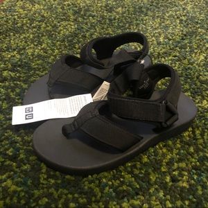 Uniqlo black sandals